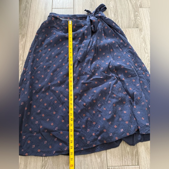 Caslon|Gauze Navy Blue Ditsy floral faux wrap midi skirt with tie waist••Boho XL - Picture 9 of 10